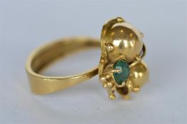 A heavy 18ct handmade ring with ball decoration. Approx. 9 grams. Est. £250 - £300.
