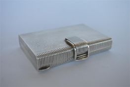 A good quality Art Deco compact with reeded fitted interior and hinged top. Marked 925. Est. £