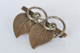 A silver Georg Jensen leaf brooch numbered 109. Est. £70 - £80.