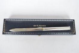An attractive cased paper knife with circular handle. London. 925 standard. Est. £40 - £50.