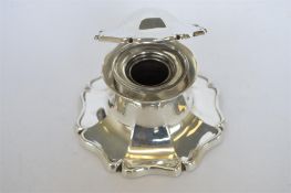 A good hinged top inkwell in the form of a flower. Birmingham 1911. Est. £190 - £220.