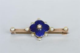 An attractive enamel and pearl brooch set in gold. Est. £30 - £40.