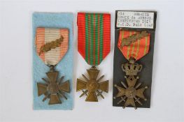 1 x Belgium 1915 Croix De Guerre avec Palm, 3x France Croix De TOE, 1939-45 Croix De Guerre and 1915