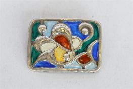 A stylish rectangular silver brooch with enamelled decoration. Est. £100 - £120.