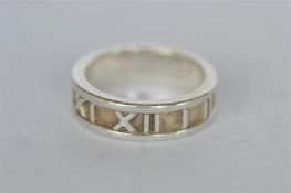 An unusual silver Tiffany wedding band. Est. £30 - £40.