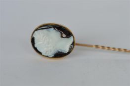 A small gold set hard stone cameo stick pin. Est. £35 - £40.