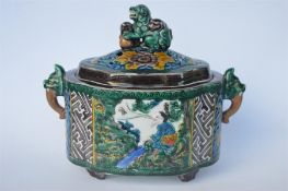 A Japanese Kutani green Koro and cover. Approx. 16 cms high. Est. £50 - £60.