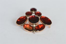 An Antique flat cut garnet brooch set in gold. Est. £25 - £30.