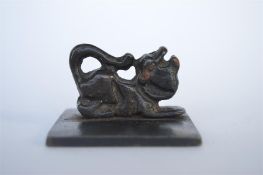 A good heavy Chinese bronze seal in the form of a seated lion. Approx. 5 cms square. Est. £50 - £