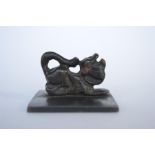 A good heavy Chinese bronze seal in the form of a seated lion. Approx. 5 cms square. Est. £50 - £