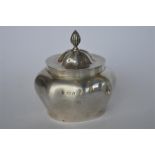 An oval tea caddy with lift off cover. Birmingham 1904. Approx 126 grams. Est. £40 - £50.