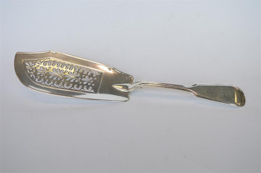 A good fiddle and thread fish slice with pierced blade and crested terminal. London 1834. By MC.