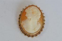 A good quality oval shell cameo fo a lady's head in gold frame. Est. £40 - £50.