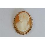 A good quality oval shell cameo fo a lady's head in gold frame. Est. £40 - £50.