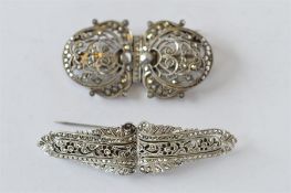 Two attractive silver double clip brooches. Est. £25 - £30.