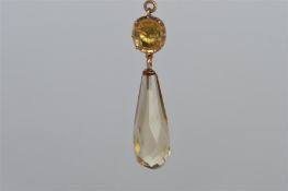 An attractive small topaz pendant on fine link gold chain. Est. £25 - £30.