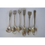 A quantity of various souvenir and other teaspoons. Approx. 74 grams. Est. £20 - £30.