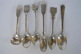 A quantity of various souvenir and other teaspoons. Approx. 74 grams. Est. £20 - £30.