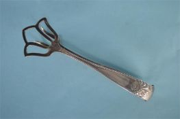 A good pair of Continental shell decorated ice tongs. Approx. 68 grams. Est. £30 - £40.