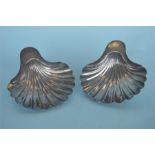 A pair off good quality heavy Georgian shell shaped dishes. London. By IW&TW. Approx. 220 grams.