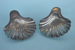 A pair off good quality heavy Georgian shell shaped dishes. London. By IW&TW. Approx. 220 grams.