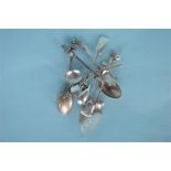 A quantity of various salt spoons and souvenir spoons. Approx. 90 grams. Est. £20 - £30.