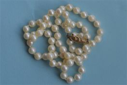 A string of cultured pearl beads with attractive clasp. Est. £20 - £30.