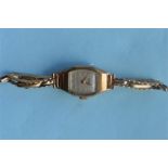 A 9ct lady's wristwatch on expanding strap. Est. £30 - £40.
