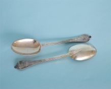 A good pair of Irish Georgian style trefid preserve spoons. Dublin. By TB&S. Approx. 108 grams. Est.