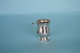 A small christening mug on pedestal base. Dublin 1909. By WW. Approx. 80 grams. Est. £40 - £50.