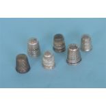 A collection of six silver hallmarked thimbles. Est. £20 - £30