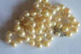 An attractive pearl necklace with pearl cluster clasp. Est. £30 - £40.