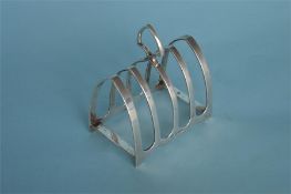 An arched four division toast rack. Sheffield 1931. By E.Vyner. Approx. 160 grams. Est. £80 - £100.
