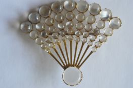An attractive 18ct moonstone brooch in the form of an open fan. Est. £300 - £350.