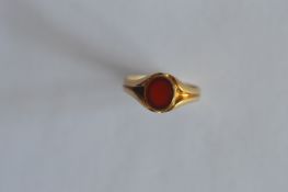 A good large 18ct signet ring. Approx. 5 grams. Est. £60 - £70.