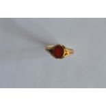 A good large 18ct signet ring. Approx. 5 grams. Est. £60 - £70.