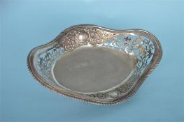 An embossed oval bread basket decorated with flowers and leaves. Birmingham 1904. By CH. Approx. 370
