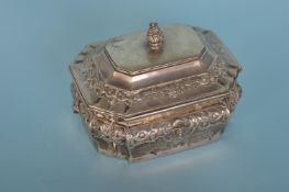 A good Continental hinged top casket with gilt interior. Approx. 395 grams. Est. £350 - £400