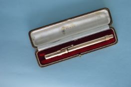 An unusual 9 carat fountain pen by Omoto in fitted box. Est. £200 - £250