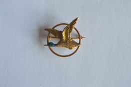 An attractive circular brooch in the form of a duck in flight with enamel head. Approx. 7 grams.