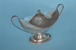 A heavy Adam's style tureen cover with reeded border. London 1902. By CS&H. Approx. 330 grams.