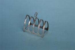 A heavy four division toast rack. Sheffield. By EV. Approx. 55 grams. Est. £20 - £30.