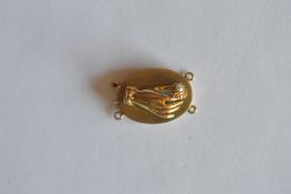 An unusual gold clasp in the form of a hand. Est. £80 - £100.