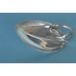 A.E. Joans caddy spoon in the form of a leaf with ring thumb piece. Birmingham. 1962. Est. £70 - £80