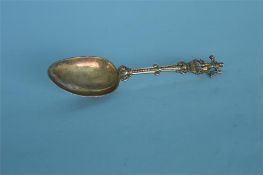 Continental silver gilt presentation spoon mounted with a dog. Approx. 51 grams. Est. £20 - £30