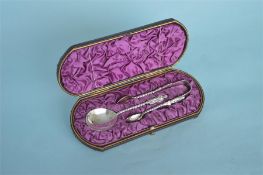A boxed harlequin set of caddy spoon and tongs. London / Sheffield 1882. Est. 100 - £120.