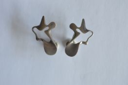 A pair of stylish Georg Jensen silver earrings. Numbered 118. Est. £100 - £150.