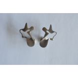 A pair of stylish Georg Jensen silver earrings. Numbered 118. Est. £100 - £150.