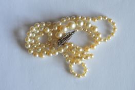 A string of pearl beads with marcasite clasp. Est. £15 - £20.