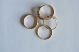 A group of various gold rings. Approx. 9 grams. Est. £80 - £90.